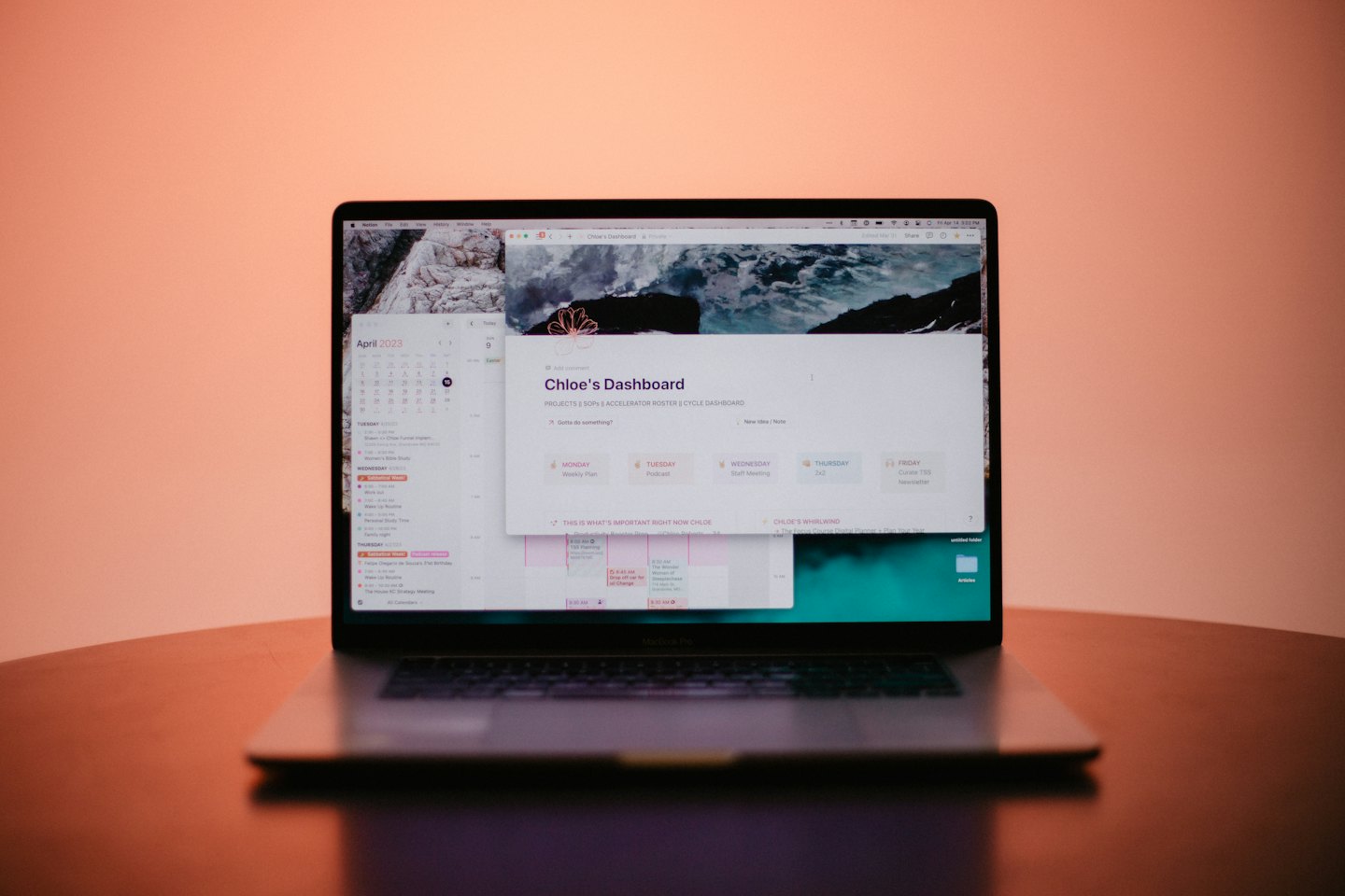 Laptop mit digitalem Kalender und Projektübersicht auf einem Tisch.